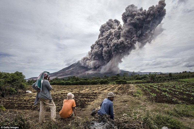 Ben trong nhung ngoi lang bo hoang vi nui lua o Indonesia-Hinh-10